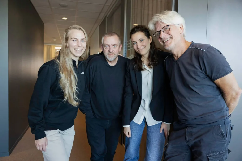 en grupp lutar sig fram för att samlas på bild