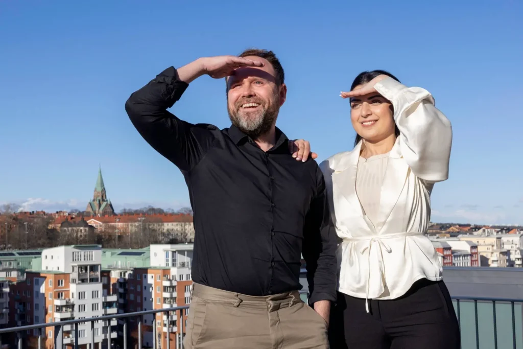 två personer tittar ut